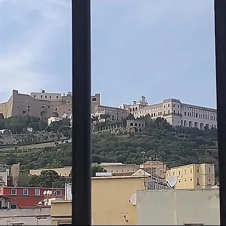 O Munaciell A Piazza Plebiscito Con Vista San Martino *